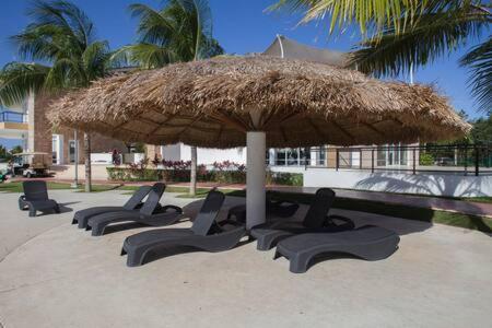 Departamento En Cancun Con 7 Albercas Tipo Playa Y Laguna Exterior foto