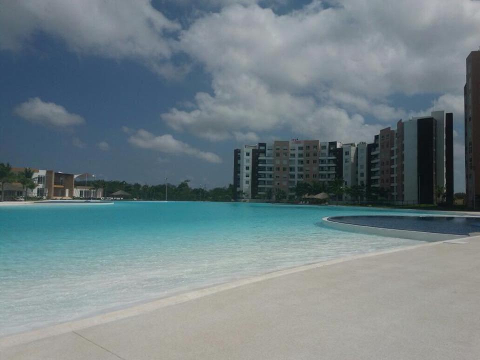 Departamento En Cancun Con 7 Albercas Tipo Playa Y Laguna Exterior foto